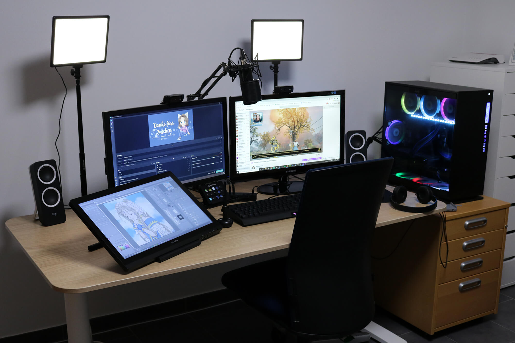 Streaming Setup; 2 Monitore, 1 Displaytablet, LED Panele