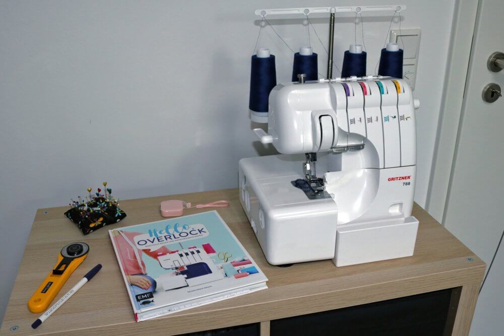 Gritzner 788 Overlockmaschine mit dem Buch "Hello Overlock"