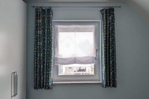 Vorhang und Raffrollo Kinderzimmer normales Fenster