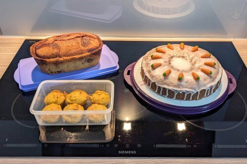 Marmorkuchen, Rüblitorte und Muffins stehen auf dem Cerankochfeld