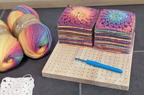 Farbverlauf Sunburst Granny Squares mit Blocking Board und Wolle